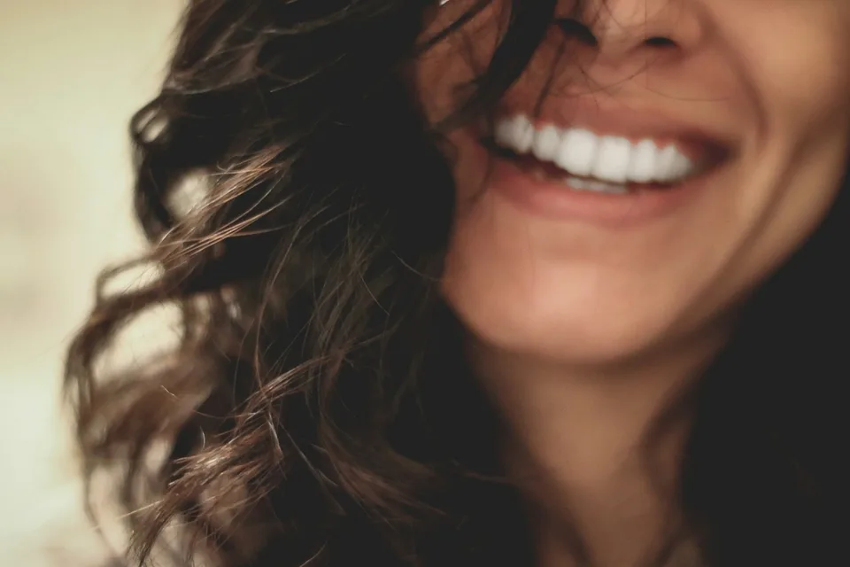 Primo piano del sorriso di una donna con i denti bianchi